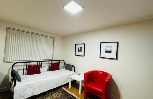 Morden flat close to DLR station with free parking and brand new bed and quality mattress adjacent to metro station also close to O2 and Excel via Cable Car - Foto 16