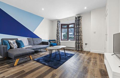 Walsall - 4 Bedroom House, Wi-Fi, Garden , Sleeps 8 - JRR Stays - Foto 1