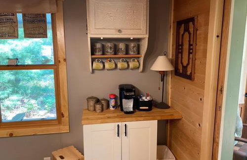 Cabin in the woods with fire pit and porch - Foto 29