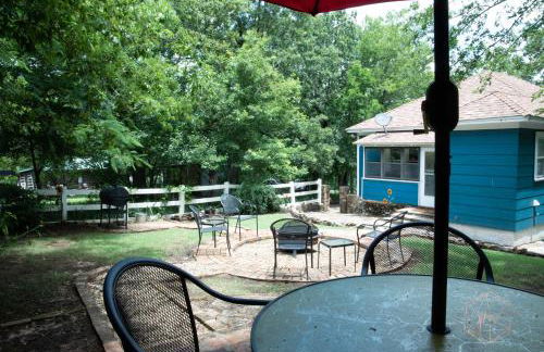 The Bluebird Cottage Style Cabin with Hot Tub near Turner Falls and Casinos - Foto 20
