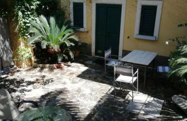 Villino with Garden - Photo 12