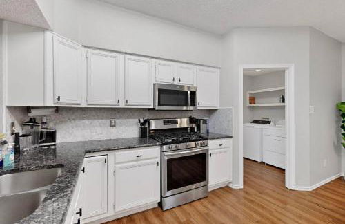 Newly updated 5BR/2.5BA w/pool sleep 16 ppl• - Photo 32