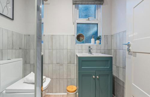 Chester Manor - 5 BR - Sleeps 10 - Free Parking - Foto 8