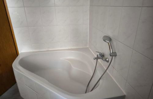 Preiswerte Apartments für Monteure, WLAN, Smart-TV & kostenfreie Parkplätze - Foto 17