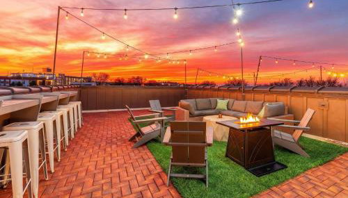 Skyline Views with Double Rooftop Deck & Game Room - Foto 5