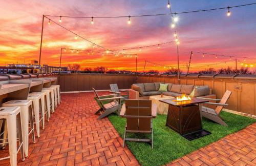 Skyline Views with Double Rooftop Deck & Game Room - Foto 5