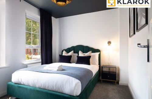 Four Bedroom Semi Detached House By Klarok Accommodation Peterborough With Free Parking & Garden - Foto 8