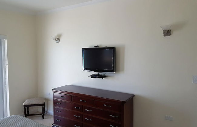 Je Suis Jamaica - 4 B R Beachfront Villa w Staff - Photo 20