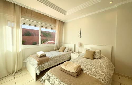 Villa Amorio a spacious modern getaway with a private heated pool & Sea Views - Foto 45