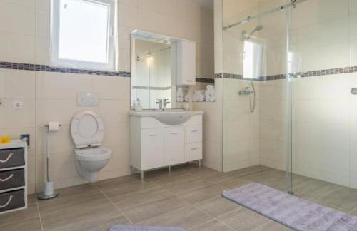 Six Bedroom Holiday House With Pool - Foto 18