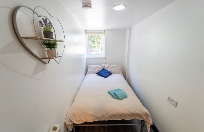 Large Studio 10 Minute Train Journey to the City! - Photo 3