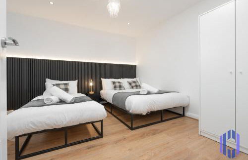 Sophisticated & Stylish Flat near Manchester Airport - Sleeps 9 - Foto 10