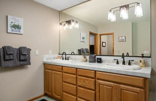 Iron Mountain - Spacious Secluded Lodge with Hot Tub & Game Room - Photo 43