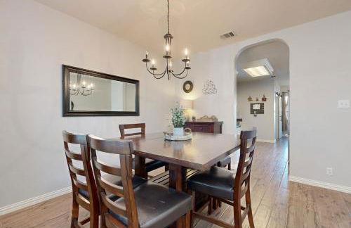 Charming family friendly home, enclosed backyard & 20 miles from San Antonio - Foto 11