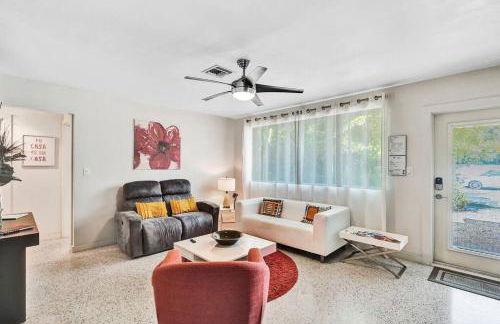 Heated pool, parking, 5 min walk to food and fun! - Foto 19