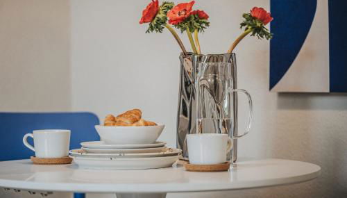 JOBOSTAYS - LINDEN Family Apartment Oldenburg - sehr geräumig 110m2 - Terrasse mit Gartenblick - voll ausgestattete Küche - 2 Bäder - Babybett - 10 Min zu Fuß zum Bahnhof - kostenloses WLAN - Parkplatz - kontaktfreier Check-In - Photo 3