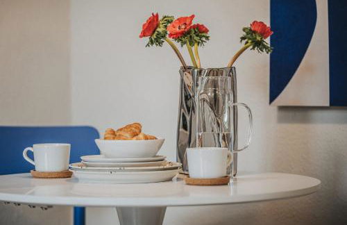 JOBOSTAYS - LINDEN Family Apartment Oldenburg - sehr geräumig 110m2 - Terrasse mit Gartenblick - voll ausgestattete Küche - 2 Bäder - Babybett - 10 Min zu Fuß zum Bahnhof - kostenloses WLAN - Parkplatz - kontaktfreier Check-In - Photo 3