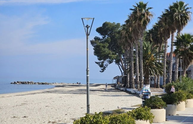 Stay at Beachfront Villa Lilia in Pefkohori, Halkidiki for a Dreamy Vacation - Foto 1