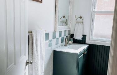 Designer Home 2 Bedroom - 20min to NYC WTC - Private Backyard - Foto 32