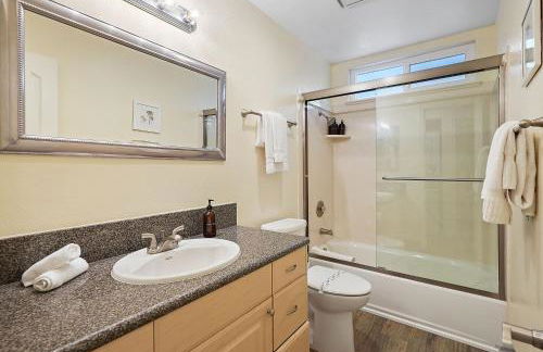 Stunning Beach Delight with Hot Tub, Fire Pit, Parking & Walk to Beach! - Foto 11