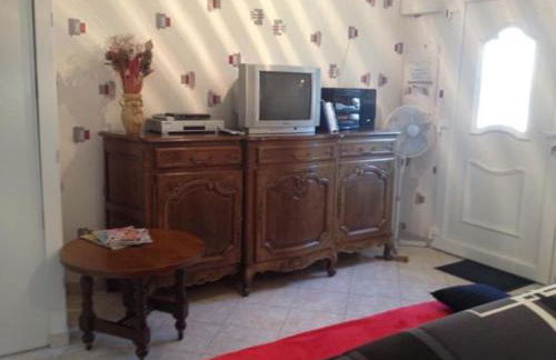 Charmant Gîte à Étain, Tout Inclus, Proche Verdun avec Terrasse et Parking - FR-1-585-3 - Foto 8