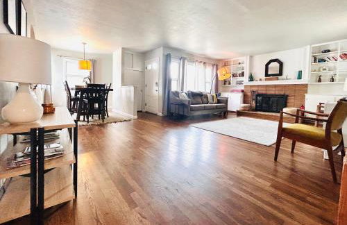 Celebration Chalet! Quant, cozy, a few blocks from BSU and close to downtown Boise, Fireplace, 4 beds, and seating for 6 Pets Welcome! - Photo 28