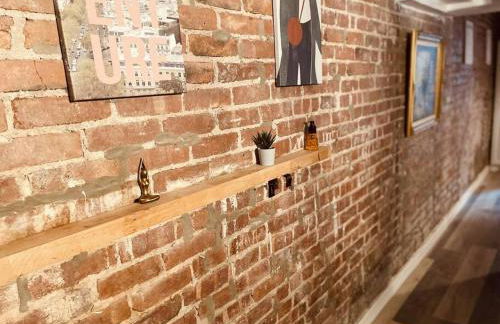 1850s historic Row House 7min train to NYC with private backyard - Foto 40