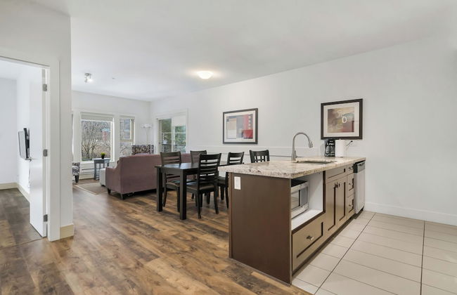 Elevated Escapes 2BR Suite Overlooking Lake - Foto 8