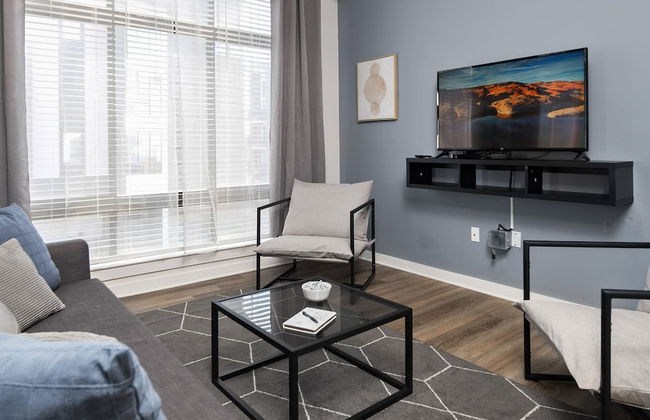 Spacious 2BD With Private Balcony and Free Parking - Foto 47