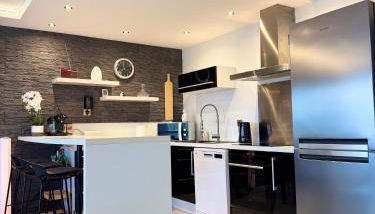 LA PROVENCE - '' TRAVELLER AWARD 2026 '' - Charming modern family apartment, pool & private parking near Avignon, fully renovated with interior-architect design - Foto 4