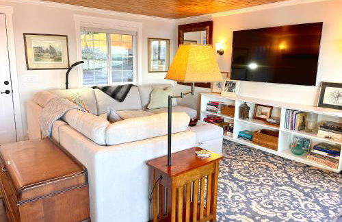 Puget Sound Chic Romantic Cottage with Private Beach Access & Gated Entry - Foto 15