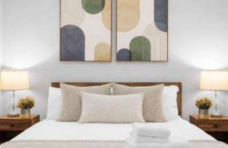 Modern Manhattan Haven Near Everything - Photo 13