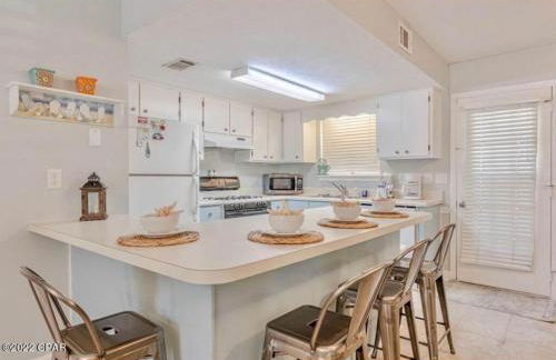 Desirable Pet Friendly Resort, 3 minute walk to the Beach, Beachside Pool & Restaurant Message for Snow Bird Rates - Photo 9