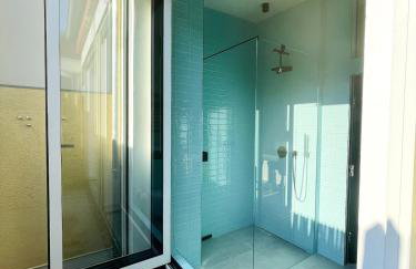 Room with a bathroom and private entrance door - Photo 9