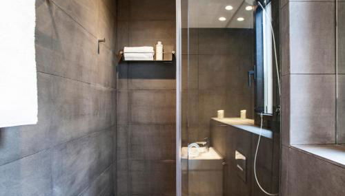 DestinationBCN Marimon Apartment - Photo 5, Shower