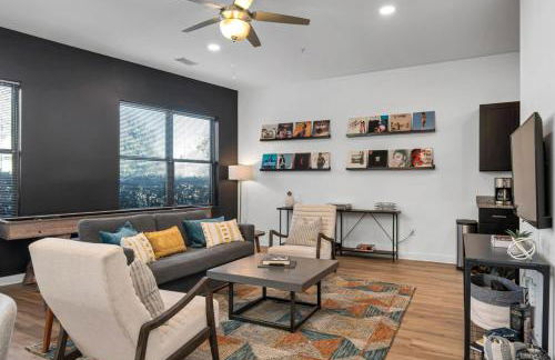 Walk to Vanderbilt and Belmont - Shuffle Board and Free Parking - Foto 12