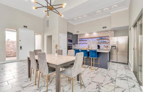 AccessibleGem 3BR Jacuzzi & Air Hockey Sleeps 13 Chinatown - Foto 51