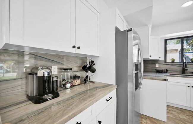 Stunning 3 Bd Pool House w Enchanting Water Views - Foto 14