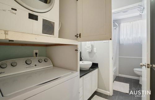 Chic Poolside Homebase Steps from South Congress - Foto 24