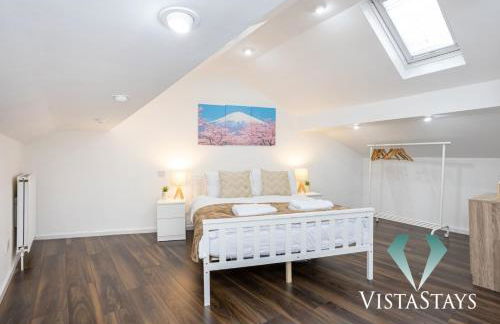 Spacious 5BDR House By Vista Stays Short Lets & Serviced Accommodation Manchester With Free WiFi, Parking & Netflix - Foto 9