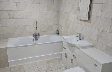 Lister Park Bradford 2bed Detached Cottage House Parking Cinema Screen Games Room - Foto 28