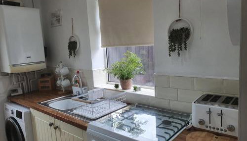 Ladbury House in Walsall near M6, Walsall Uni and Hospital, with free parking and easy access to Birmingham city centre and West Bromwich, only 20 mins to NEC and Birmingham airport, 15 mins to Villa Park, Great for contractors! - Foto 2