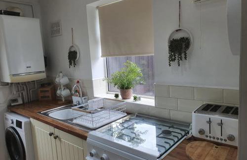 Ladbury House in Walsall near M6, Walsall Uni and Hospital, with free parking and easy access to Birmingham city centre and West Bromwich, only 20 mins to NEC and Birmingham airport, 15 mins to Villa Park, Great for contractors! - Foto 2