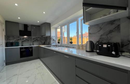 Brand New, Immaculate 3 Bed 3 Shower room House - Foto 16