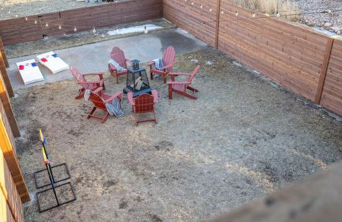 Fireside Haven - Hot Tub & Downtown Walkable - Foto 25