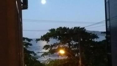 Apê Beira Mar Balneário Camboriú Pé na Areia próximo a Roda gigante Com Churrasqueira e garagem de fácil acesso poucos metros do Mundial de Beach tennis - Foto 3