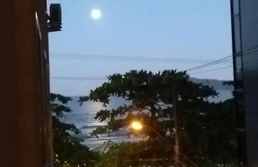 Apê Beira Mar Balneário Camboriú Pé na Areia próximo a Roda gigante Com Churrasqueira e garagem de fácil acesso poucos metros do Mundial de Beach tennis - Foto 3