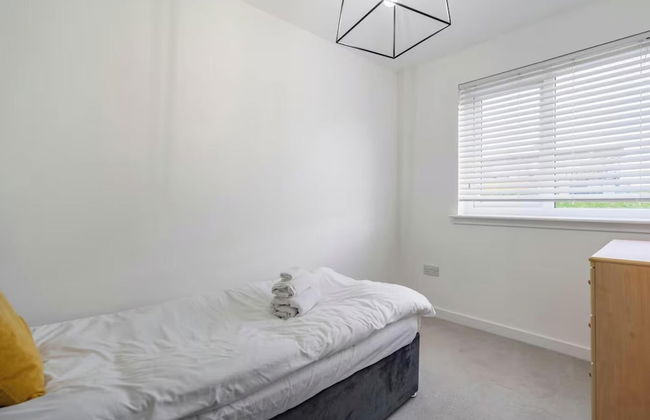 Charming 3 Bed Home in Stepps, Glasgow - Garden & Patio - Photo 17