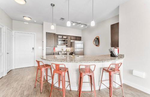 Prime SoCo King Bed 1BR & 2BR Suites w Gym, Pickleball, Laundry - Photo 24