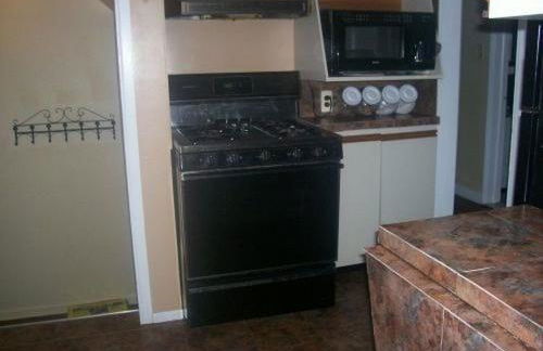 Chic City Charming Bungalow with all the Amentities Great Family Getaway! - Foto 12